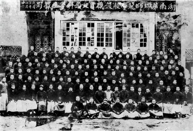 的儿子孙子曾孙穿越百年坐在他座位新葡京这是毛主席最早3张学生照他(图9)