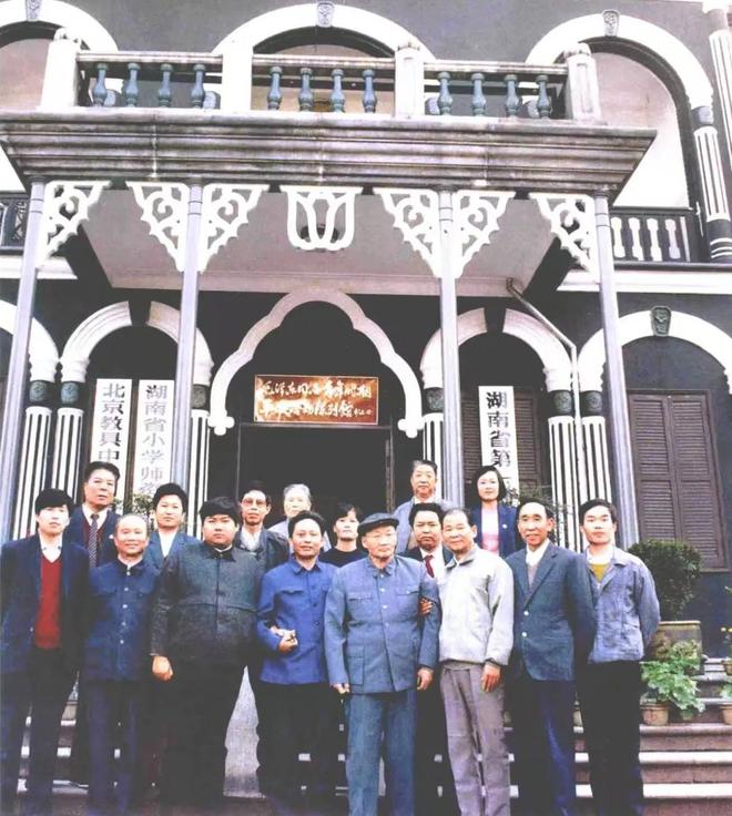 的儿子孙子曾孙穿越百年坐在他座位新葡京这是毛主席最早3张学生照他(图11)